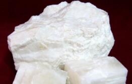 方解石是一种碳酸钙矿物，天然碳酸钙中最常见的就是它。